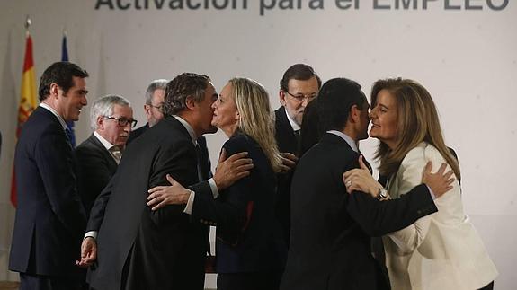 Saludos con besos tras la firma de un acuerdo en materia de empleo entre el Gobierno, la patronal y los sindicatos.. 