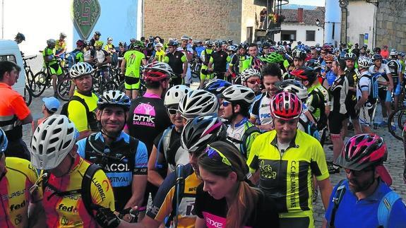 Participantes al inicio del recorrido, que salió de Ledrada. 