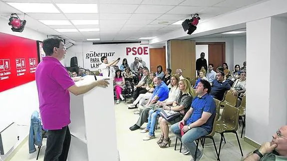 Fernando Pablos se dirige a los militantes del PSOE ayer en la sede de la Cuesta de San Blas.