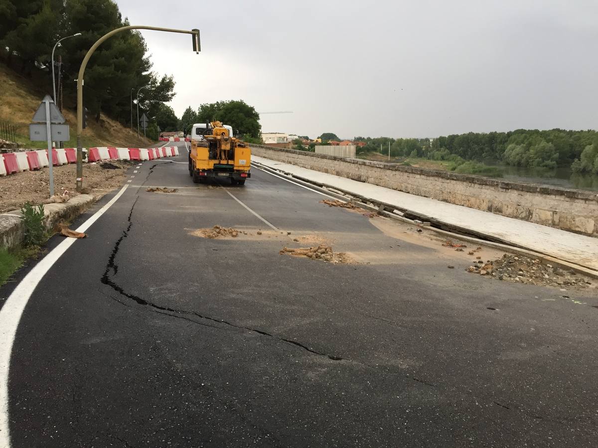 Un camión pasa por la zona de carretera, asentada sobre el puente medieval de Cabezón.