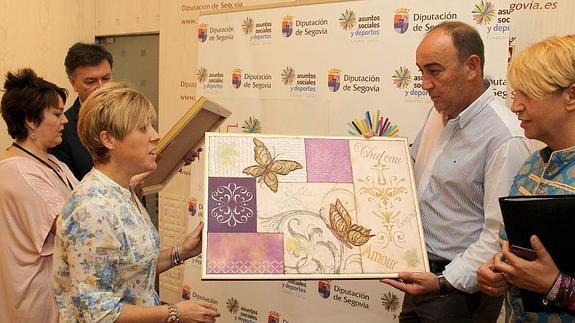 La autora y el diputado de Servicios Sociales muestran la obra premiada. 