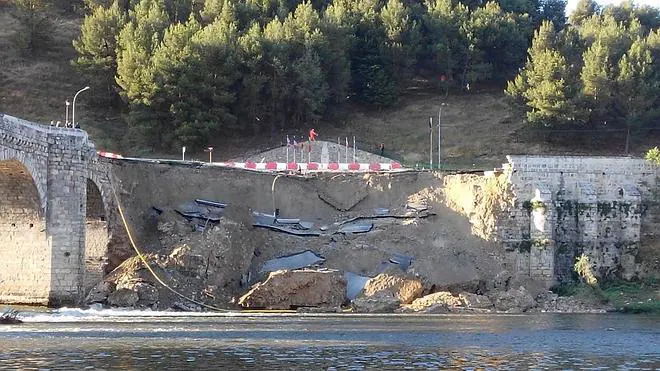 Se derrumba por completo el muro de contención del puente de Cabezón de Pisuerga