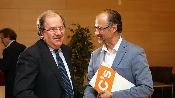 El presidente del PP de Castilla y León, Juan Vicente Herrera, y el delegado autonómico de Ciudadanos, Luis Fuentes.