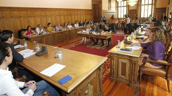 Vista general del pleno del Ayuntamiento de Palencia, con la nueva distribución de espacios de los grupos políticos.