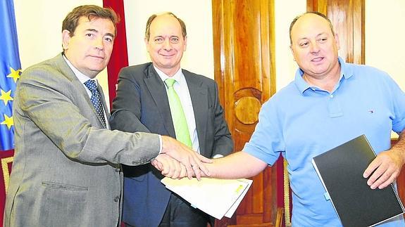 El secretario Carlos Cabanas, el presidente de Seiasa Francisco Norte Gómez y Celestino Sánchez, presidente de la Comunidad de Regantes. 