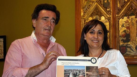 El alcalde y la concejala de Turismo, durante la presentación de la candidatura. 
