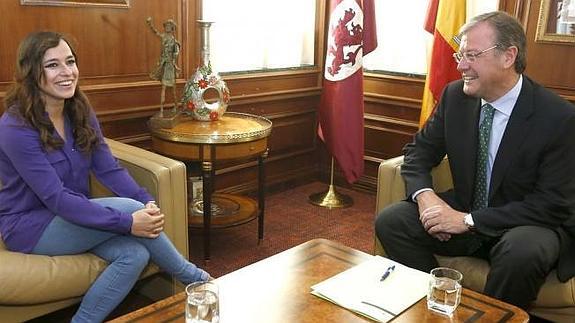 Gemma Villarroel (Ciudadanos) y Antonio Silván (PP), durante un encuentro en el Ayuntamiento de León.