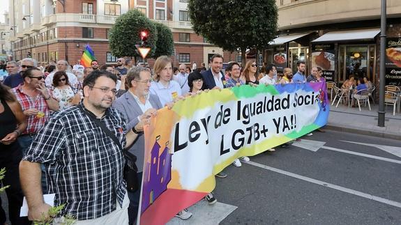 La cabecera de la manifestación con en alcalde de Valladolid en el centro.