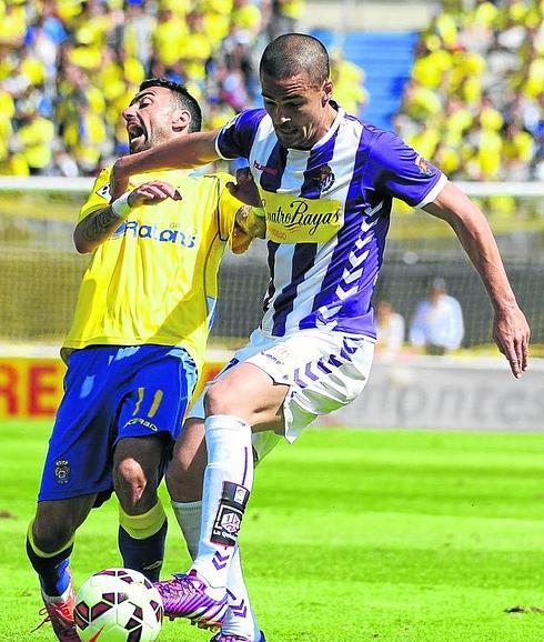 Carlos González Peña toca el balón ante Momo en el choque ante Las Palmas del 26 de abril.
