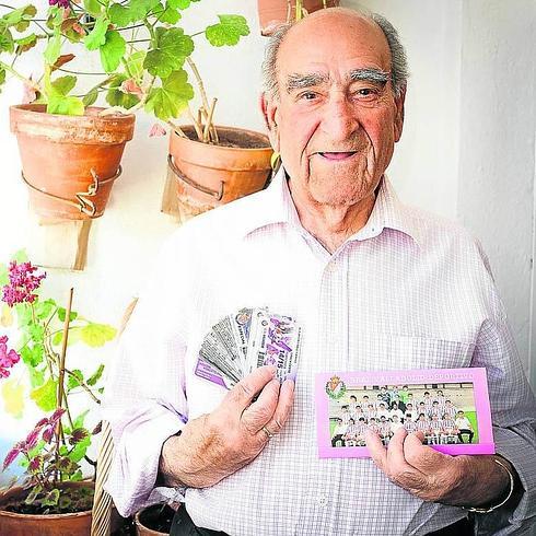 Alejandro Sanz, con los carnés de varias temporadas.