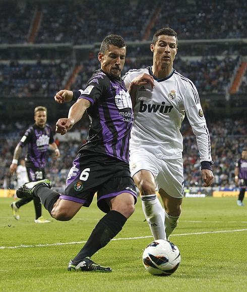 Rueda marca con ventaja, a Cristiano Ronaldo en un partido, en 2013, en el Santiago Bernabéu.