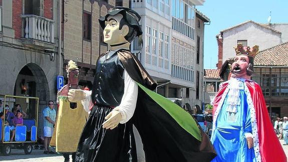 Desfile de los personajes, por las calles de Aguilar de Campoo.
