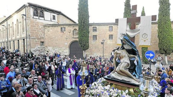 Nuestra Señora de las Angustias entra en la calle San Pablo en la tarde del último Vienes Santo. 