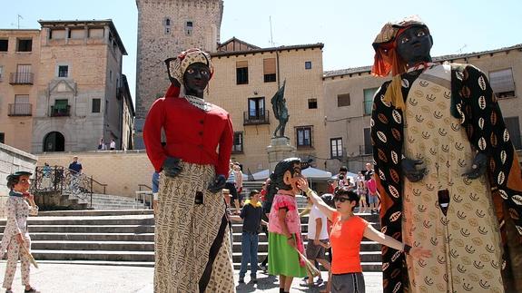 Turistas entre las gigantillas y cabezudos, en la plaza de Medina del Campo.