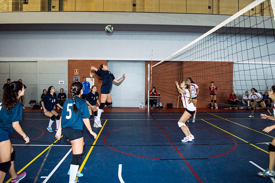 Un momento de un partido del equipo juvenil femenio del Lourdes. 