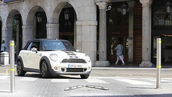 Un coche accede al aparcamiento de la Plaza Mayor controlado por la cámara de vigilancia.