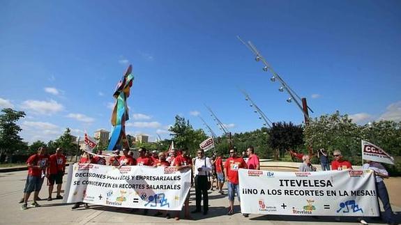 Trabajadores de Itevelesa se manifiestan en el exterior de las Cortes