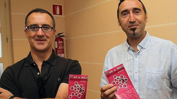 Fernando Martín, de Artilugio Producciones, y Javier García, de la AIHS, en la presentación del octavo Vete al Fresco.