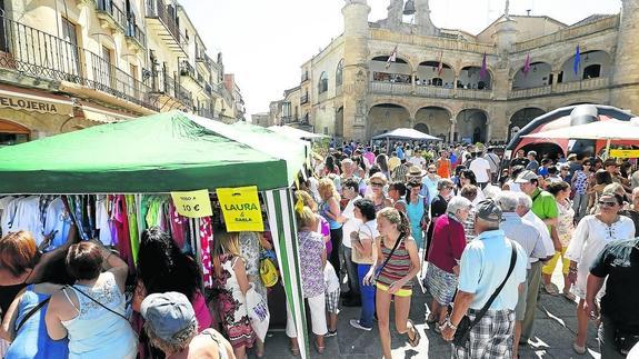 Ambiente festivo en la Plaza Mayor de Ciudad Rodrigo durante la celebración del último Martes Mayor. 