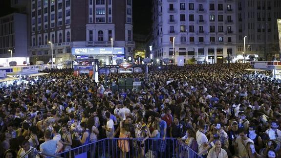 Vista general de la plaza Callao de Madrid, donde se celebra esta noche la fiesta del Orgullo Gay. 