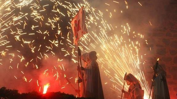 Desfile de la Noche Templaria de Ponferrada con el depósito del Arca y el Santo Grial en el castillo de los Templarios. 