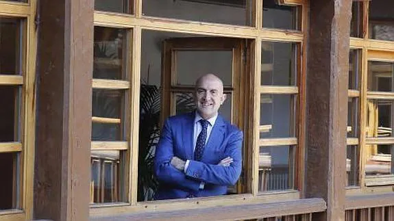 El presidente de la Diputación posa en una de las ventanas del patio del Palacio de Pimentel, sede de la institución provincial.