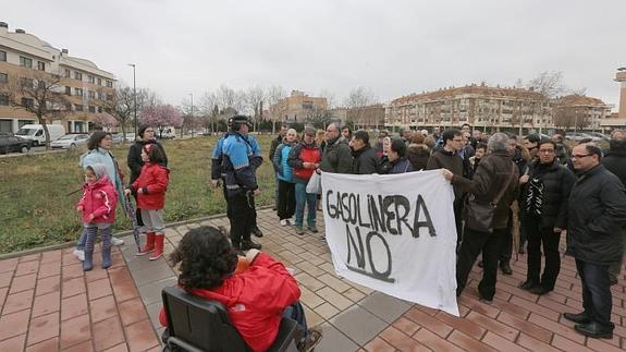 Protesta de los vecino del barrio Parque Alameda contra la gasolinera.