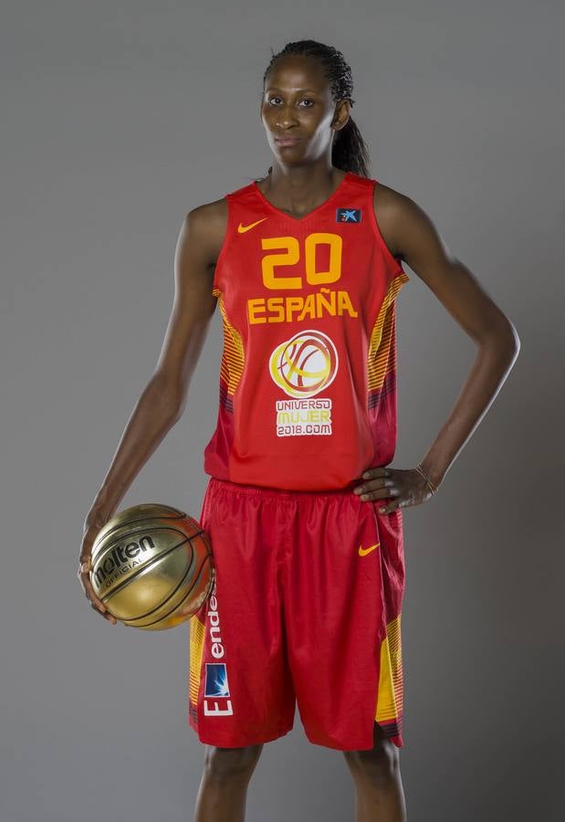 Bombazo de Avenida con Astou Ndour