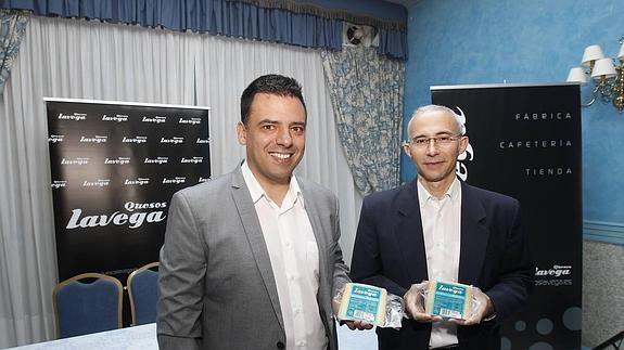 Francisco Macho y Alberto Rueda muestran el producto, durante la presentación este martes.