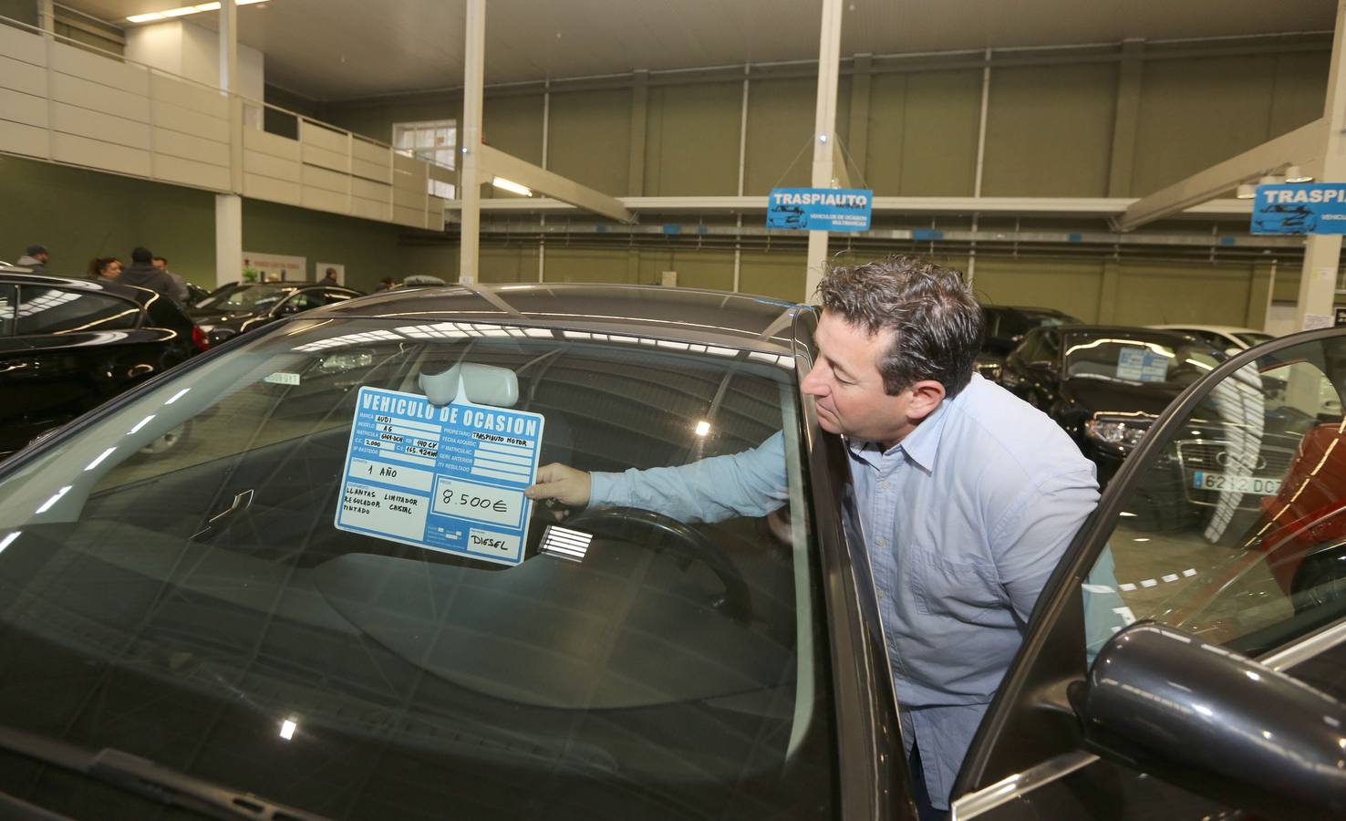 Un vendedor coloca el anuncio de venta de su vehículo.