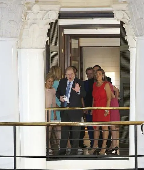 El presidente de la Junta, Juan Vicente Herrera, junto a los recién nombrados consejeros.