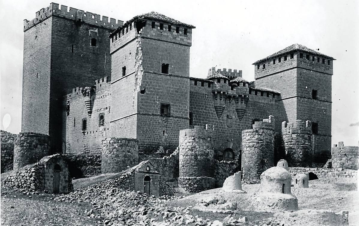Imagen del castillo de Ampudia antes de su restauración. 