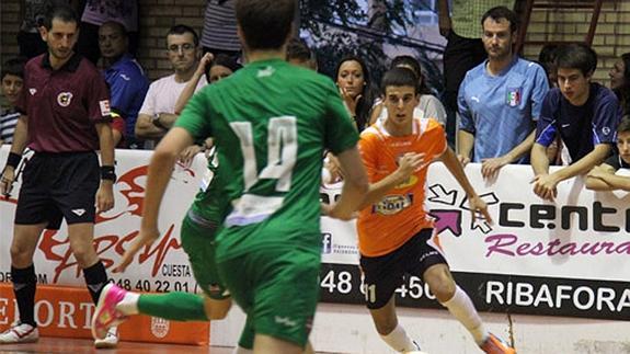 Lucas conduce el balón en un partido anterior.