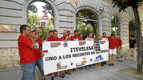 Protesta de los trabajadores de Itevelesa contra los recortes salariales.