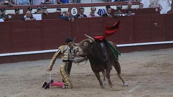 Diego Ventura clava una banderilla al astado. F.G. MURIEL