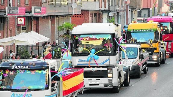 La procesión de camiones engalanados del sábado sigue al que transporta la imagen del santo.