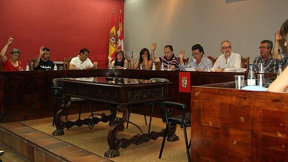 Los concejales del PP levantan la mano durante una de las votaciones.
