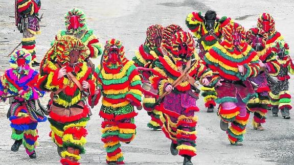 Actuación del grupo portugués Caretos de Podençe, que lucen coloreados trajes.