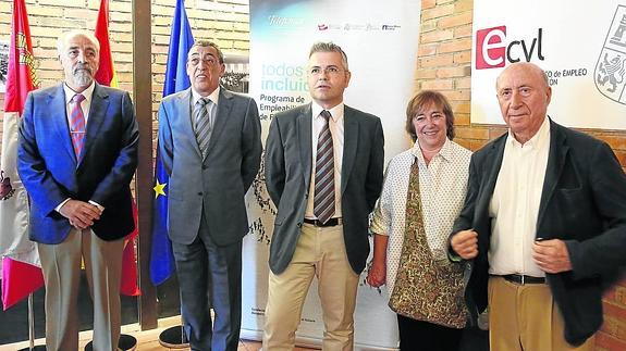 El gerente provincial del Ecyl, Pedro Grijalba, el delegado territorial de la Junta, Bienvenido Mena, el gerente regional del Ecyl, José Carlos Rodríguez, la directora de proyectos sociales de la Fundación Telefónica, Carmen de la Serna, y el presidente de la Fundación Santa María la Real, José María Pérez, Peridis. 