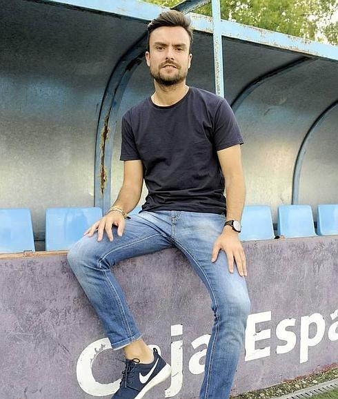 Rubén Albés posa delante del banquillo del Promesas.