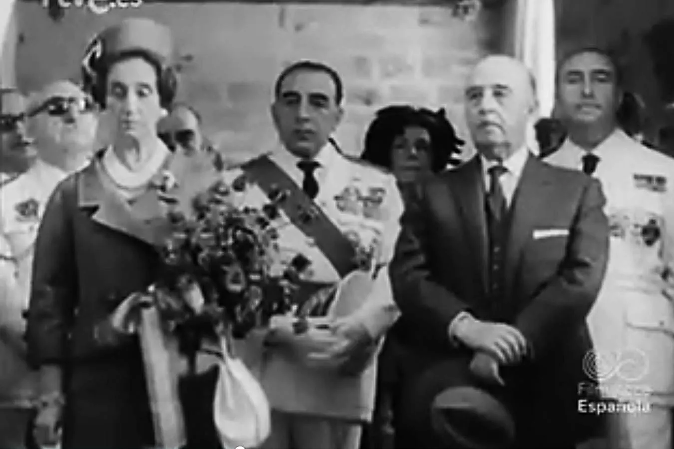 Francisco Franco y su esposa, el día de la inauguración del Hostal San Marcos en una imagen de la Filmoteca