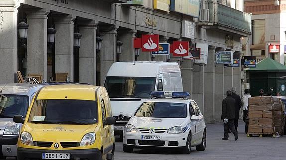 La Policía Local controla el tránsito de vehículos de reparto en el centro de Segovia. 