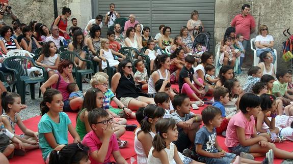 Mayores y pequeños disfrutan de una de las actuaciones de Festeamus. 