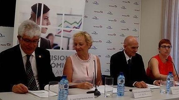 De izquierda a derecha; José Ángel Hermida, rector de la ULE; María Luisa Lombardero, consejera delegada de Banco Caja España-Duero; Francisco García Navas y Felisa Becerra, autores del informe de previsiones económicas para Castilla y León.  ANDRÉS PÉREZ