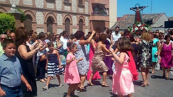 Bailes típicos en honor a la Virgen.