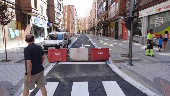 Un peatón observa el tramo reformado de Nicolás Salmerón. 