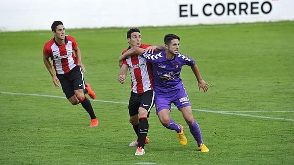 Juanpe pelea con Aduriz.