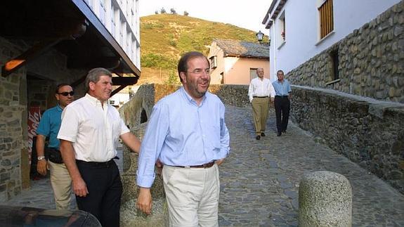 Juan Vicente Herrera abraza al apostol Santiago