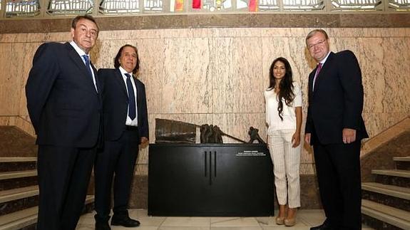 Antonio Silván recibe al presidente de Vidanta y la presidenta de la Fundación Delia Morán. 