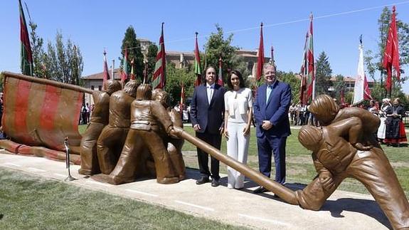 El alcalde de León, Antonio Silván, el representante de la familia Morán, Daniel Chávez Morán y la presidenta de la Fundación Delia Morán, Jeanette Dayana Pérez Darnell, asisten al descubrimiento de la escultura 'El pendón leonés’. 